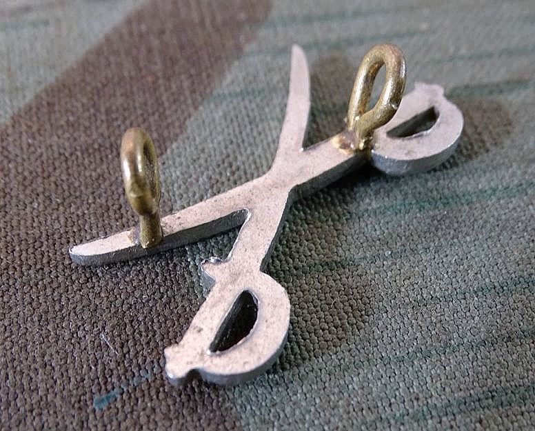 2 Weltkrieg, Britische Armee Ärmelabzeichen für Sportttraing Ausbilder, gekreuzte Säbel. 