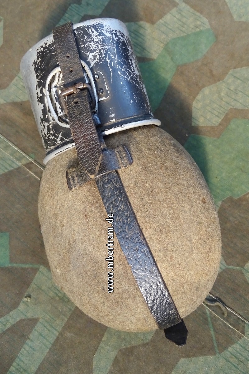 Wehrmacht / Waffen SS : Frühe Feldflasche mit Becher 1937/1938