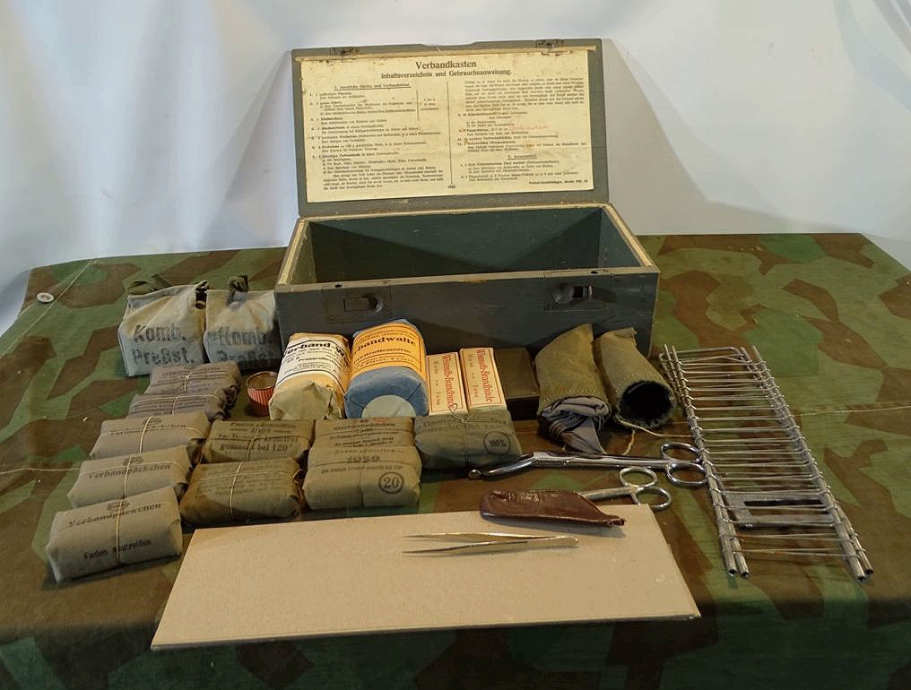 Polizei / Polizei Division Holz KFZ Verbandkasten 1941, feldgrau, Inhalt komplett erhalten