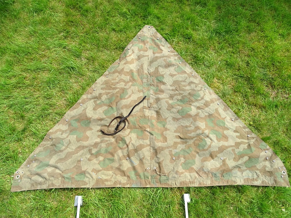 Dreieckszeltbahn Luftwaffe, farbfrisches Tarnmuster, " KG 1 Hindenburg, L.B.A  "  , 2 Riemen (9) Dreieckszeltbahn Luftwaffe, farbfrisches Tarnmuster, " KG 1 Hindenburg, L.B.A  "  , 2 Riemen (9)