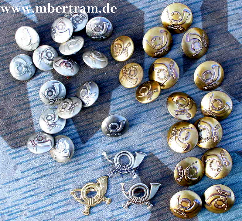 32 Reichspost Knöpfe, 13x ca.24mm, 19xca. 20mm