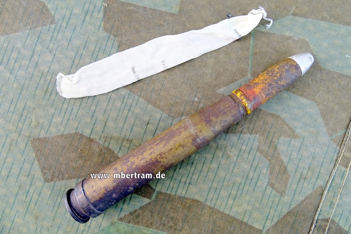 Deko-Patrone 2 cm Flak 38, lackierte Stahlhülse, Aluzünder, Ladungssäckchen