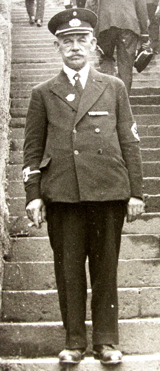 Portraitfoto: Mitglied eines Kriegervereins 1937. HK Armbinde