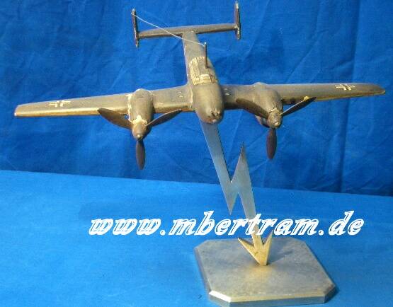 Kriegsmodell: Messerschmidt 110 aus Holz und Metall, 30 cm