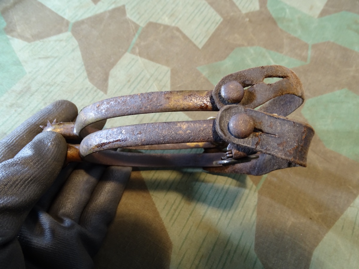 Paar Militär Sporen 1. / 2. Weltkrieg mit Schnalle Rädchen und Leder