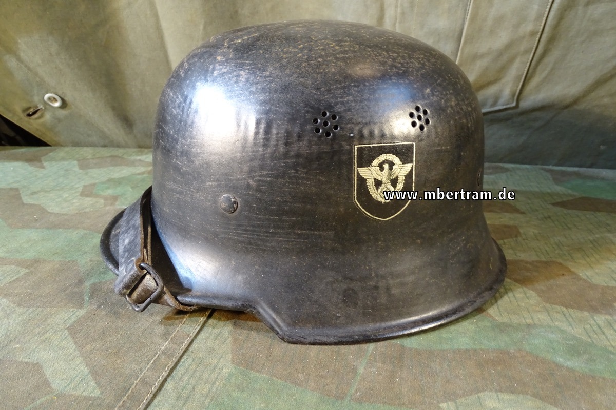 Stahlhelm der Feuerlöschpolizei mit beiden Wappen