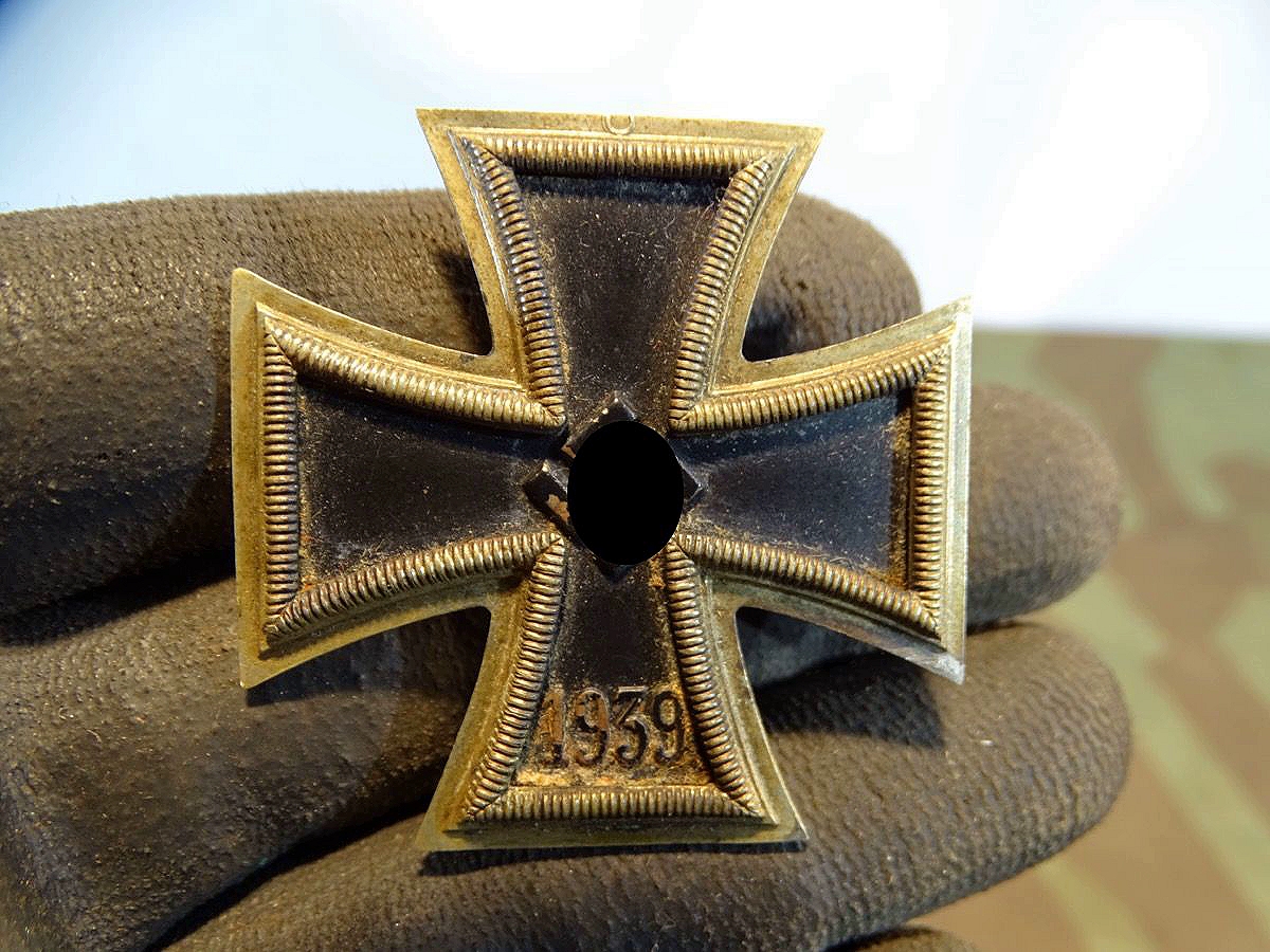 Alte Replik: Eisernes Kreuz 1939 mit Messingkern, schöne Altersspuren / Tragespuren. 