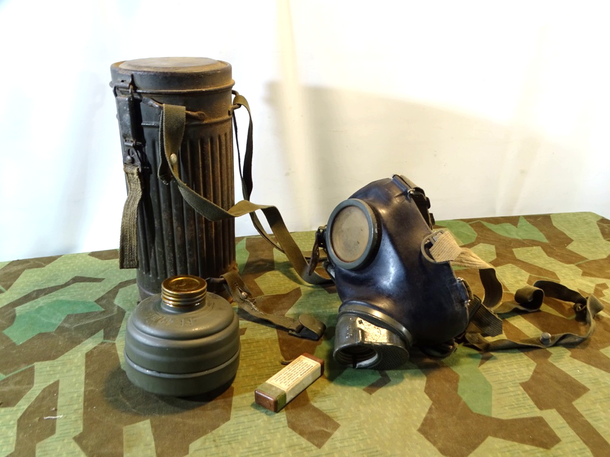 Wehrmachts Gasmaske mit Dose M 38 und Filter FE 41, (unbenutzt) und Losantin, 1942
