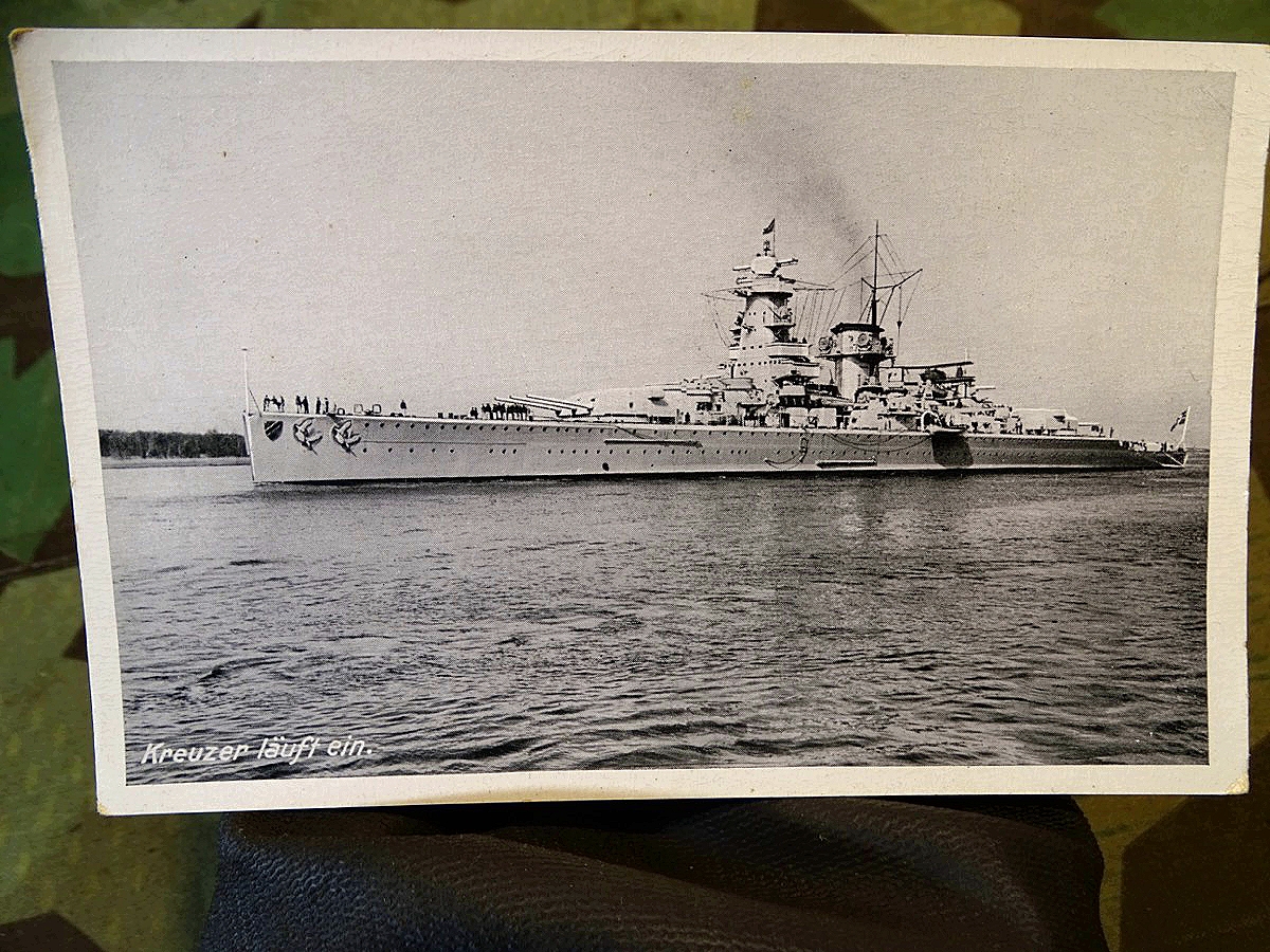 Fotopostkarte Kriegsmarine " Kreuzer läuft ein " Panzerschiff Graf Spee, ungelaufen