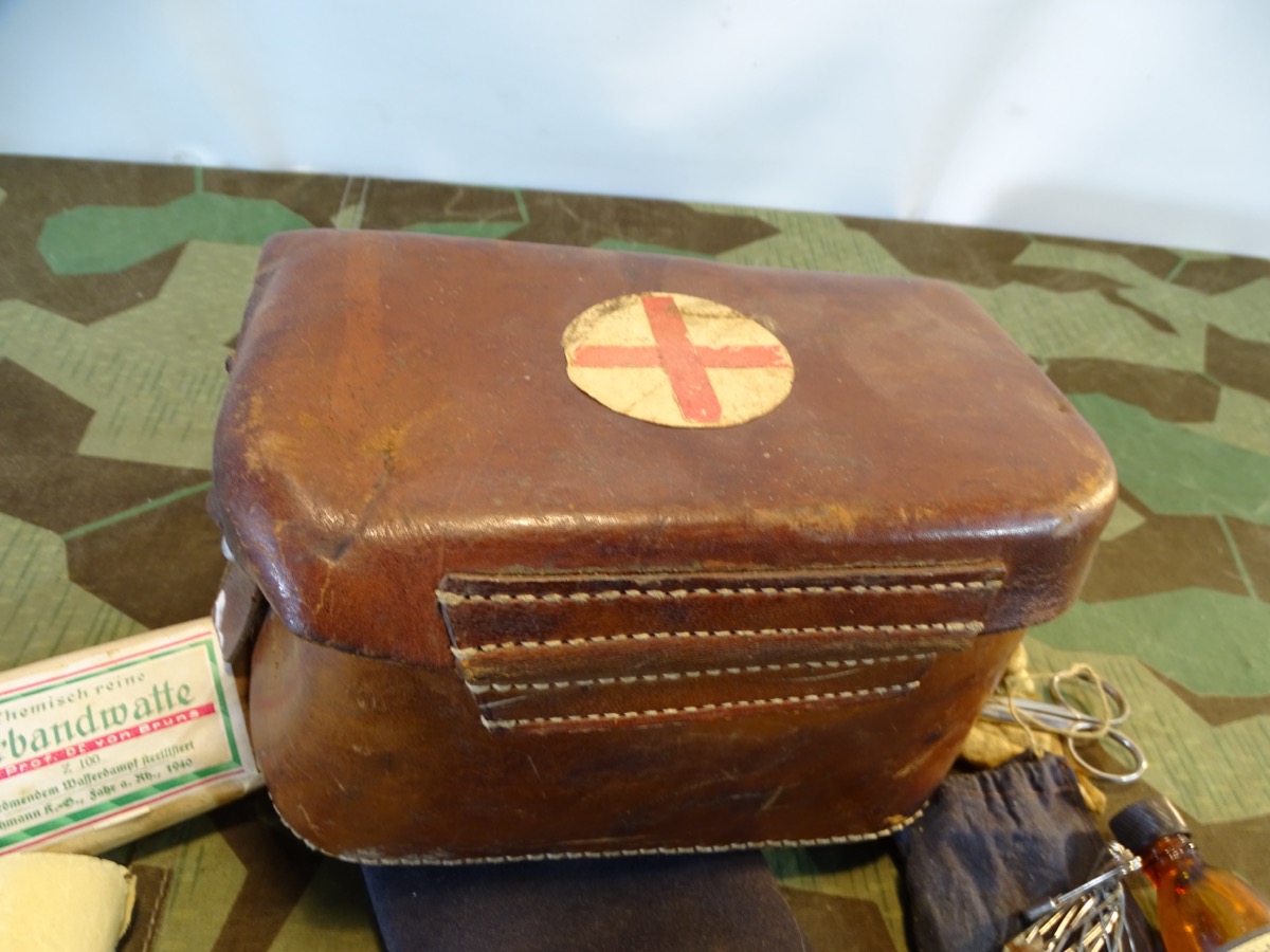 Luftschutz Sanitätstasche mit Befüllung, getragenes Original, Hst.: Gebr. Reinhardt, Melsungen 1939 Luftschutz Sanitätstasche mit Befüllung, getragenes Original, Hst.: Gebr. Reinhardt, Melsungen 1939