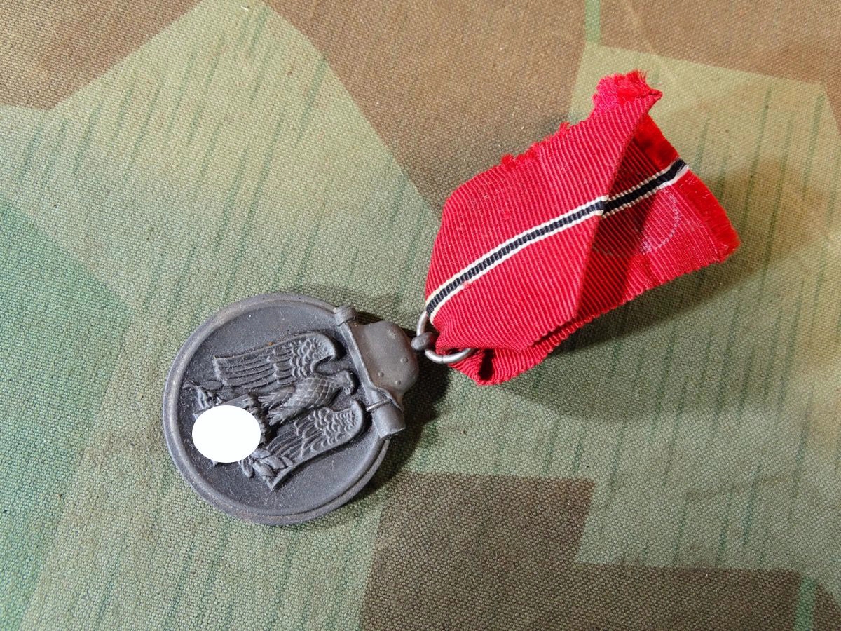Medaille Winterschlacht im Osten 1941/42 mit Band, Ostmedaille, Hersteller 11? 18? - undeutlich