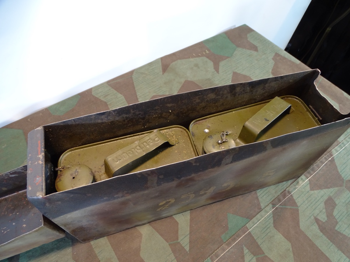 MG 34/42 Waffenmeister Patronenkasten 34 "P" mit WaA mit 2 Waffenölkanistern. MG 34/42 Waffenmeister Patronenkasten 34 "P" mit WaA mit 2 Waffenölkanistern.