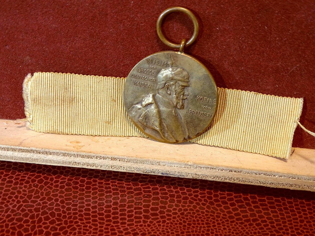 Preussen, Centenaermedaille, zum 100. Geburstag von Kaiser Wilhelm I. mit Band