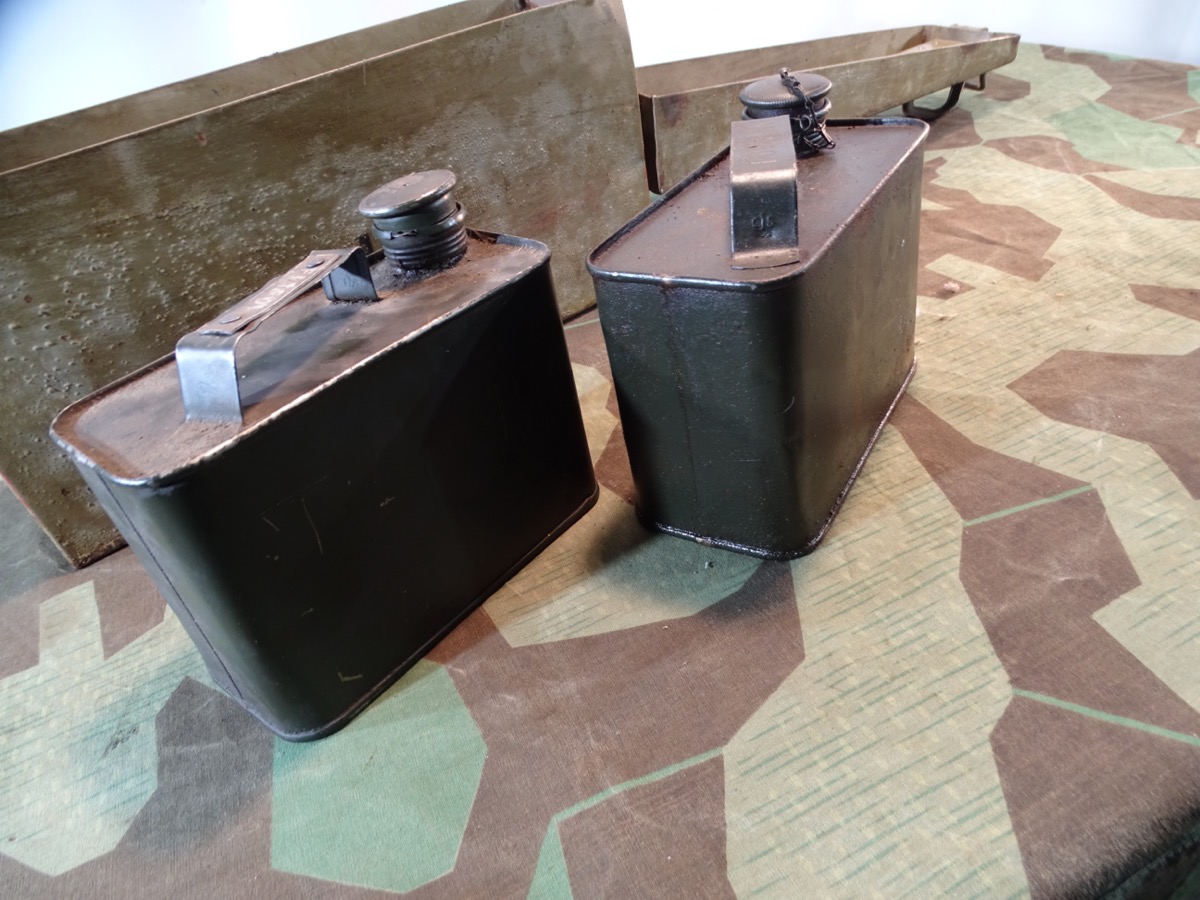 MG 34/ MG 42 Waffenmeister Patronenkasten 34, lehmgelb, "P" mit WaA 1941 mit 2 Waffenölkanistern. MG 34/ MG 42 Waffenmeister Patronenkasten 34, lehmgelb, "P" mit WaA 1941 mit 2 Waffenölkanistern.
