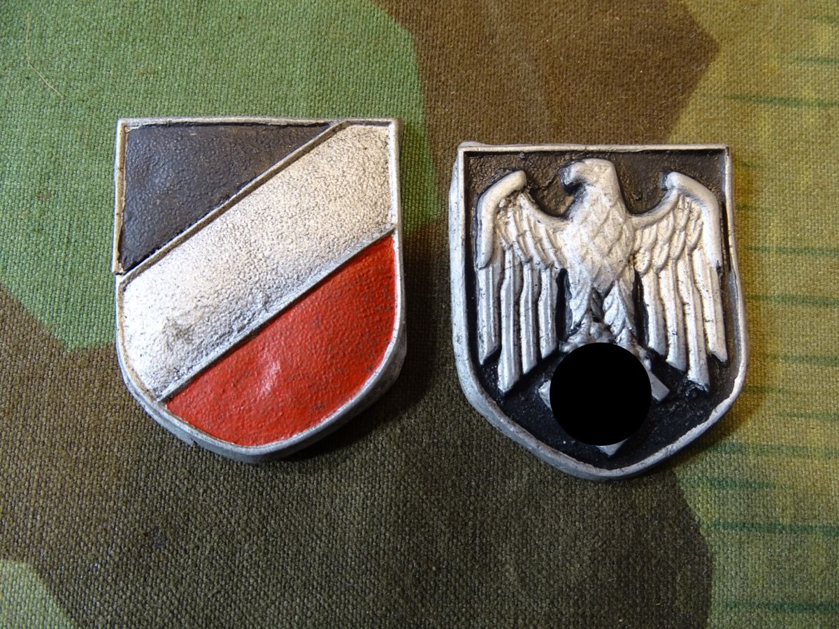Pärchen Wappen für Wehrmachts Tropenhelm, frühe Stücke, Buntmetall lackiert, 2 von 6  Splinten dran