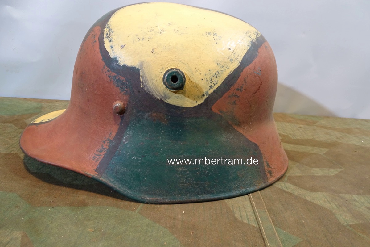 Helmglocke eines 1. Weltkriegs Stahlhelms M 17/ M 18 mit Mimikri Tarnung