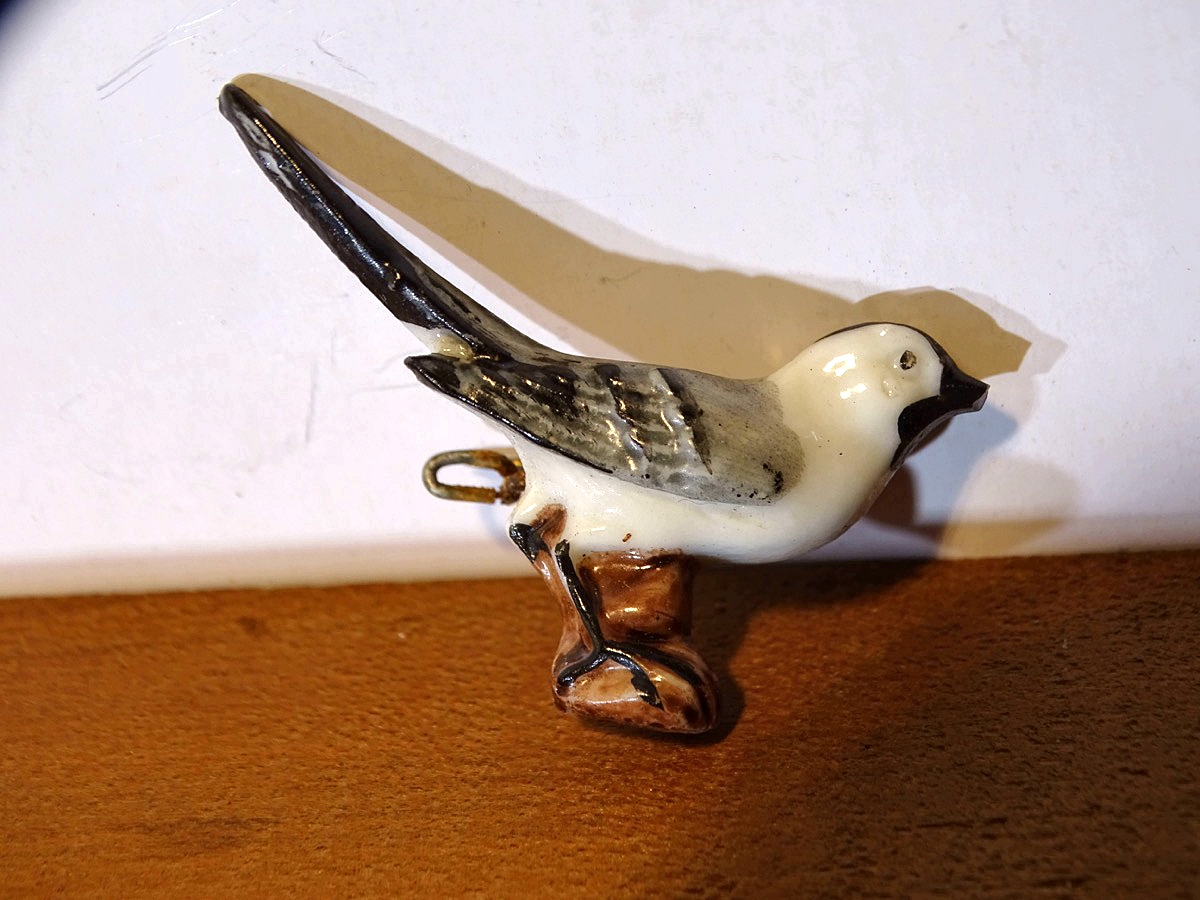 " Bachstelze", Serie Vögel unserer Heimat,WHW Reichsstrassensammlung   Feb. 1942, Porzellanabzeichen