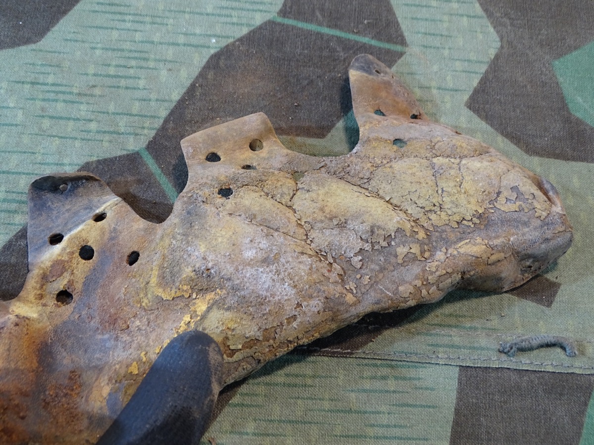 Original Stahlhelmleder für Wehrmachts Stahlhelme, Wasserfund. Ca. 52 cm