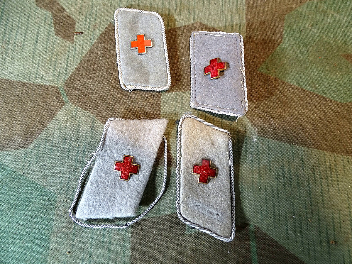 4 einzelne, graue Rotkreuz Kragenspiegel 2. Weltkrieg, mit emaillierten Kreuz Auflagen