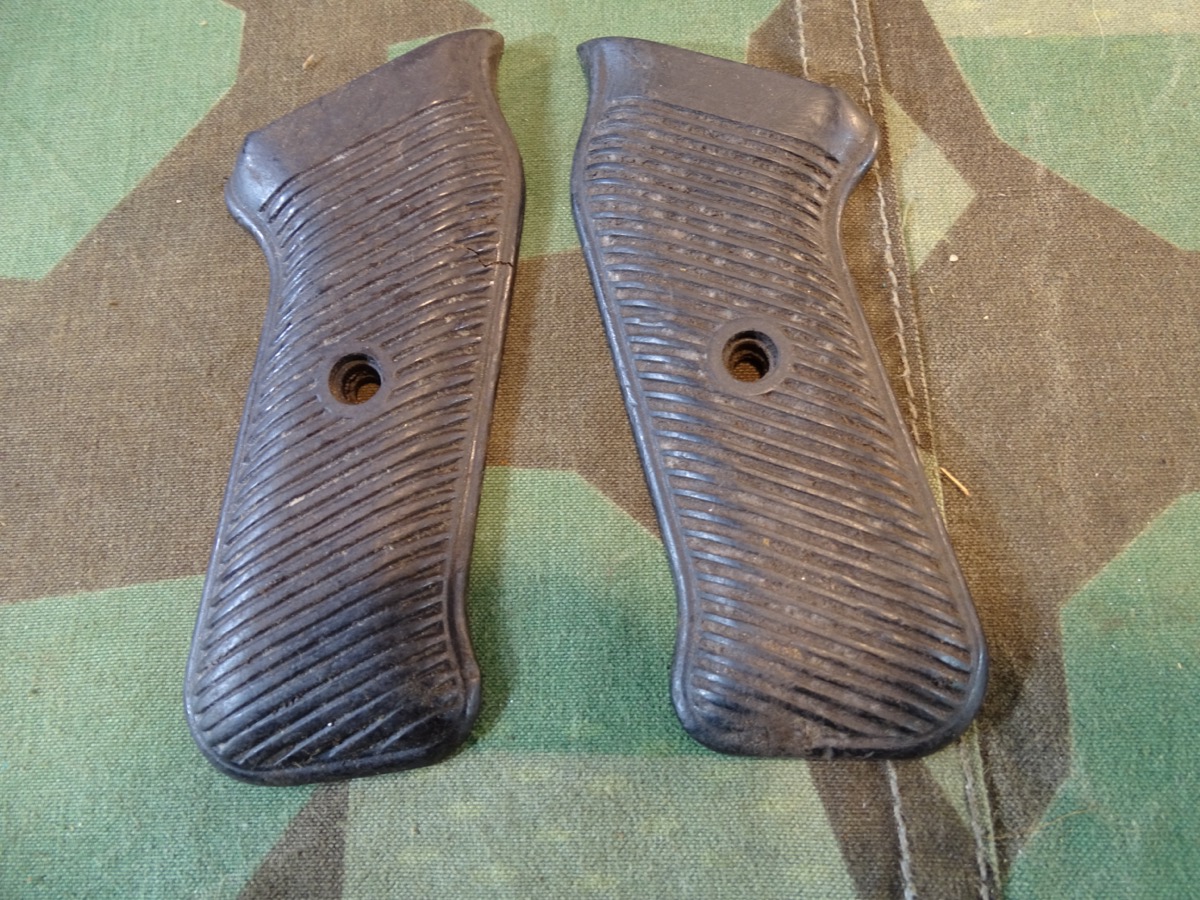 Pärchen originale Bakelit Griffschalen für Wehrmachts MP 40 ( gbm Viacowerke, Berlin Pankow. )