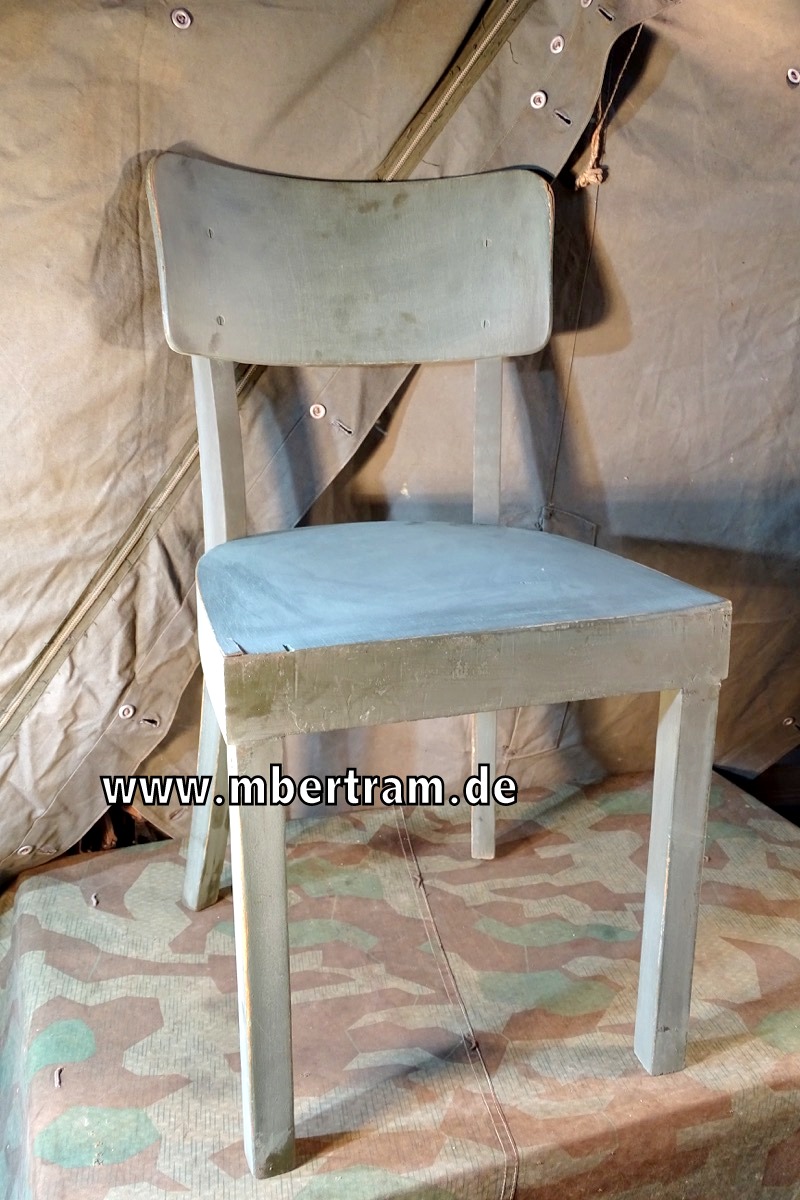 Stuhl der Arbeitsfront mit Etikett "DAF Zahnrad- Muster Möbel Nr. 104"