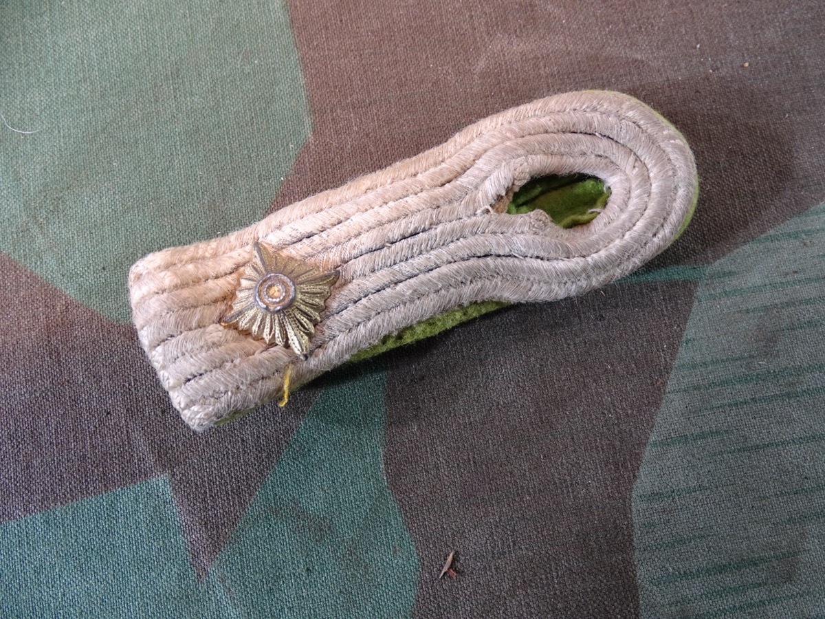 Schulterklappe  für einen Oberleutnant  der Gebirgsjäger / Jäger für die Feldbluse zum aufschlaufen