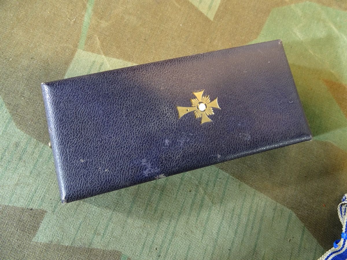 Ehrenkreuz der deutschen Mutter 1 Stufe in Gold, m. Etui, langes Band,  Hst.: Deumer