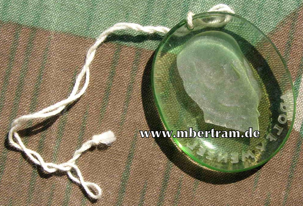 " Adolf v. Menzel ", WHW, März 1941, Glasabzeichen,  Serie " Köpfe berühmter deutscher Männer "