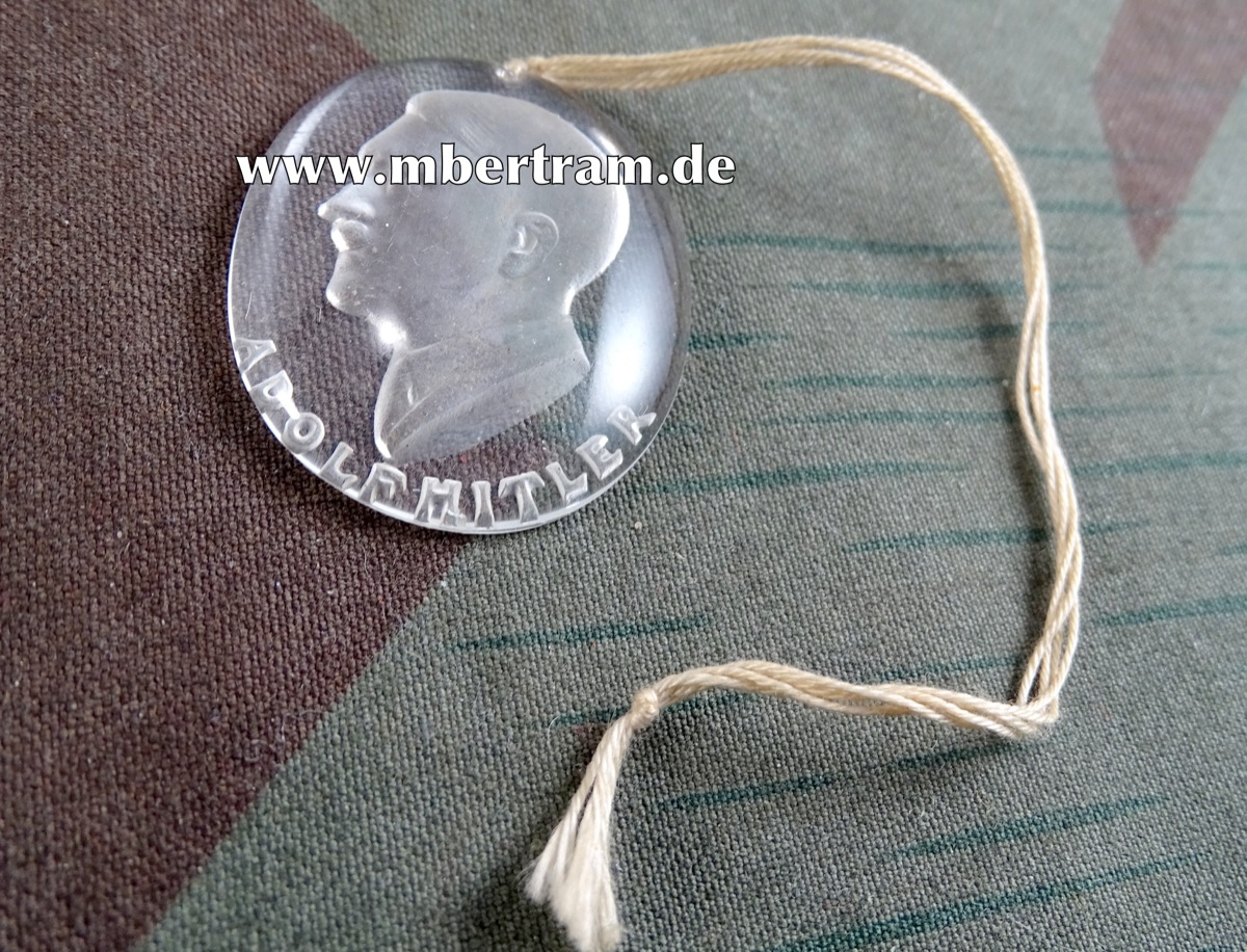 " Adolf Hitler" aus der Serie " Köpfe berühmter deutscher Männer " Glasabzeichen