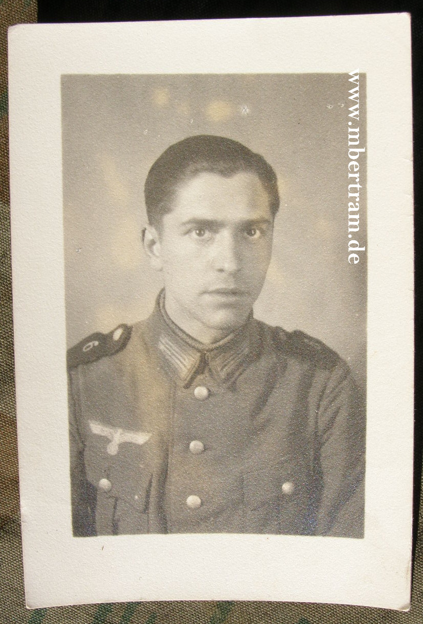 Passfoto Soldat Inf.Rgt. 6 um 1943. Schulterklappen um 1933