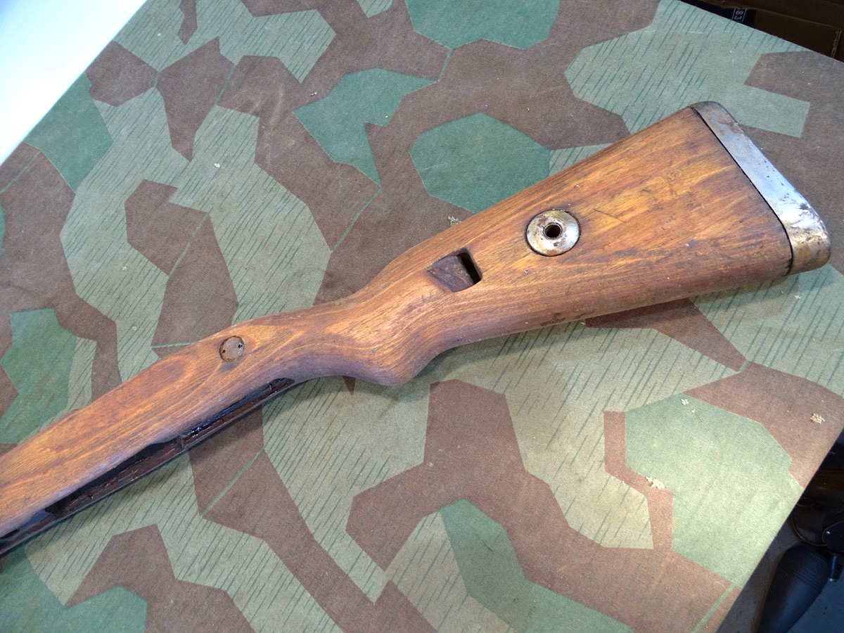 Komplette Schäftung K 98 Wehrmacht, Schichtholz, m. Beschlägen u. Magazinkasten Komplette Schäftung K 98 Wehrmacht, Schichtholz, m. Beschlägen u. Magazinkasten