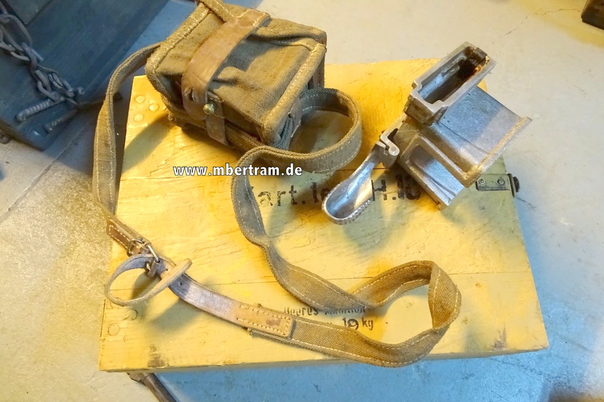 MG 30 (t) Magazinlader Alu, mit kleiner Packtasche, Leinen, Zustand 2