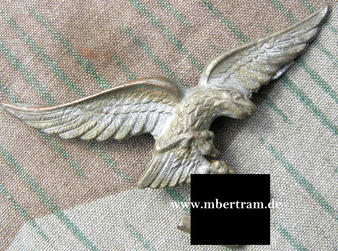 Replik: Luftwaffen Schirmmützenadler, 1. Form. Buntmetall