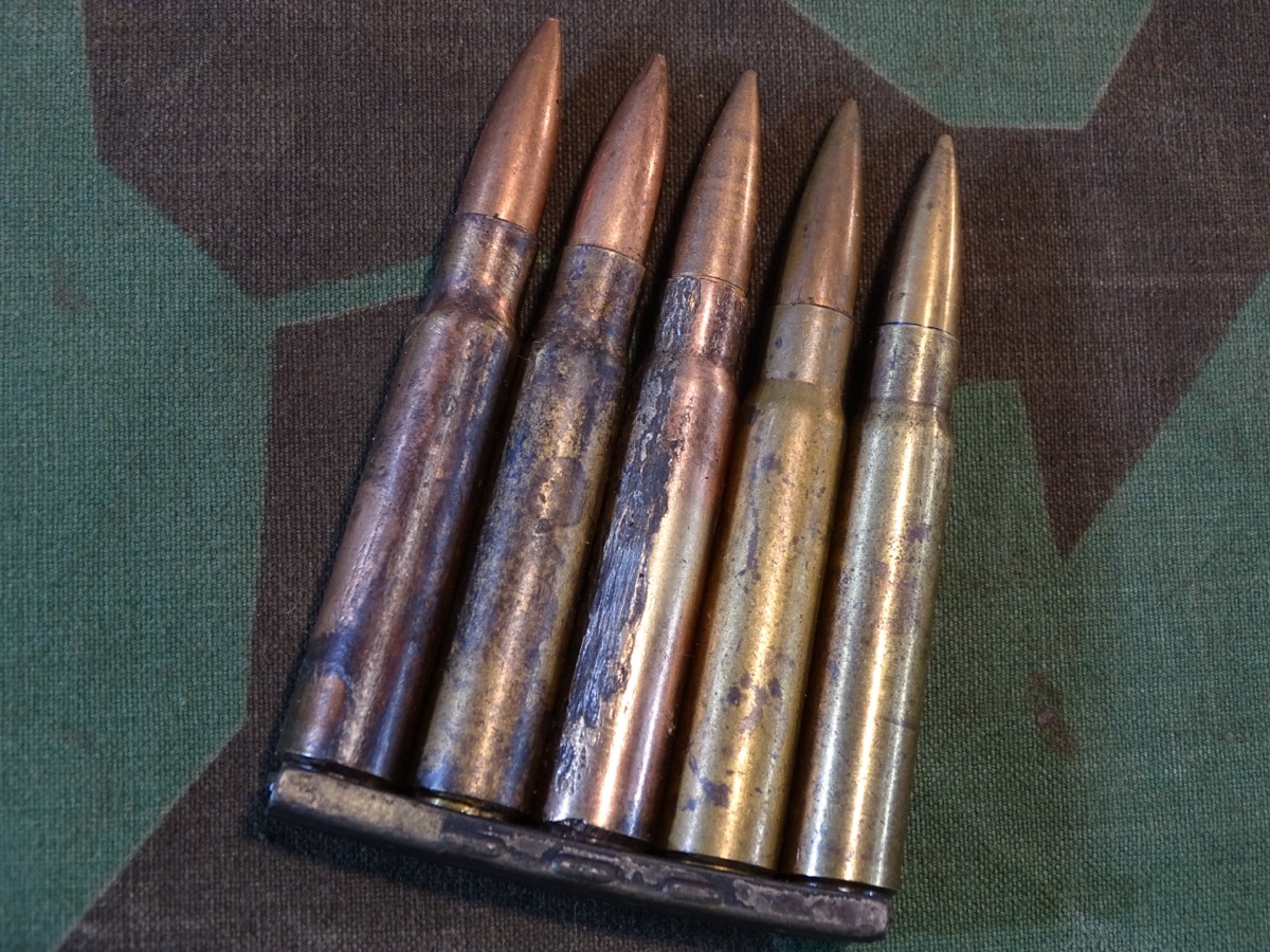 5 Wehrmachts Deko Patronen 8x57, zweiter Welktkrieg  mit gestempeltem Original Ladestreifen