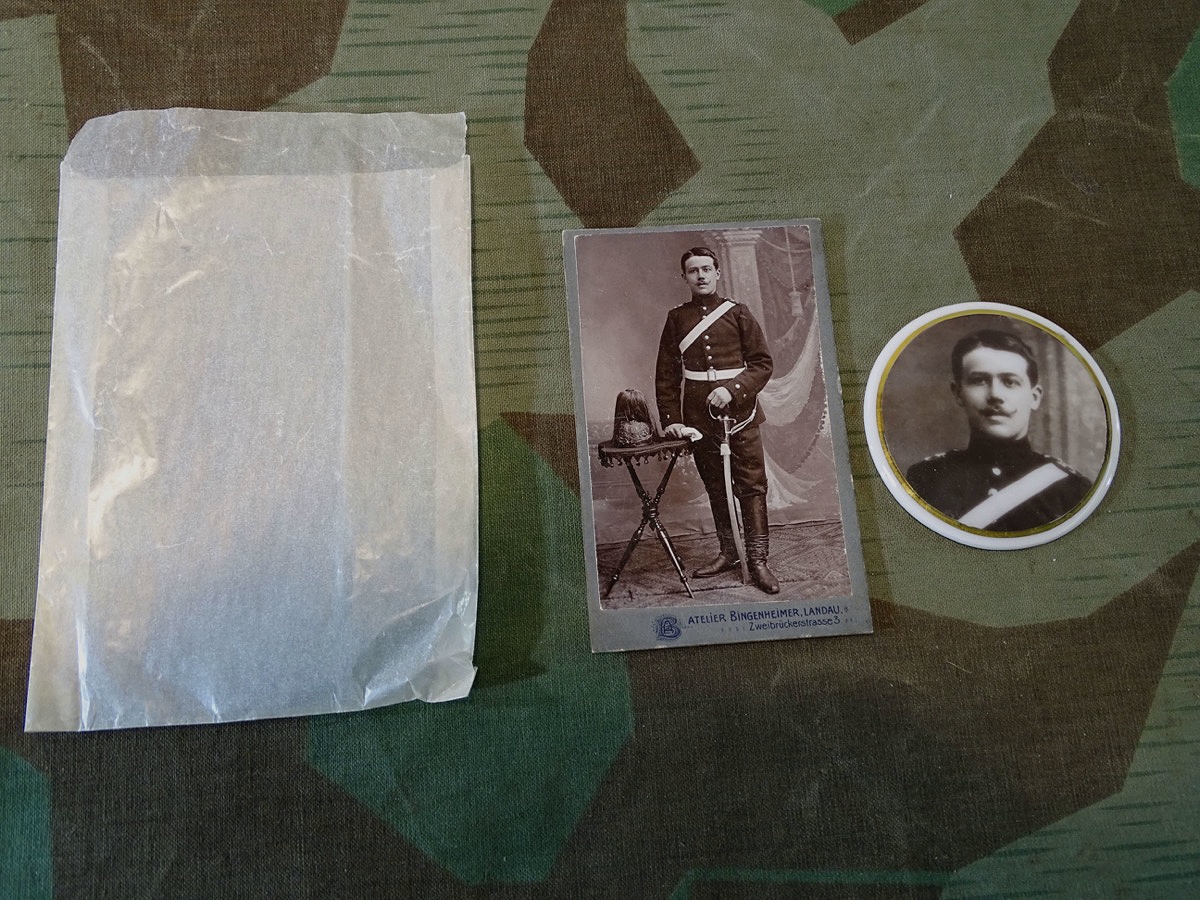 Kaiserreich : Kabinettfoto und Porzellanmedaillon mit Foto eines bayrischen Kavalleristen , Dragoner ? 
