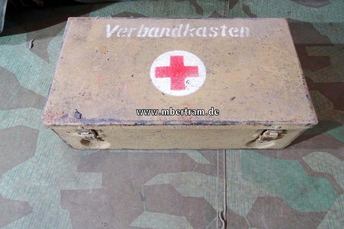 KFZ Verbandkasten Wehrmacht, Blech,  Lehmgelb mit Inhaltsangabe, 1943