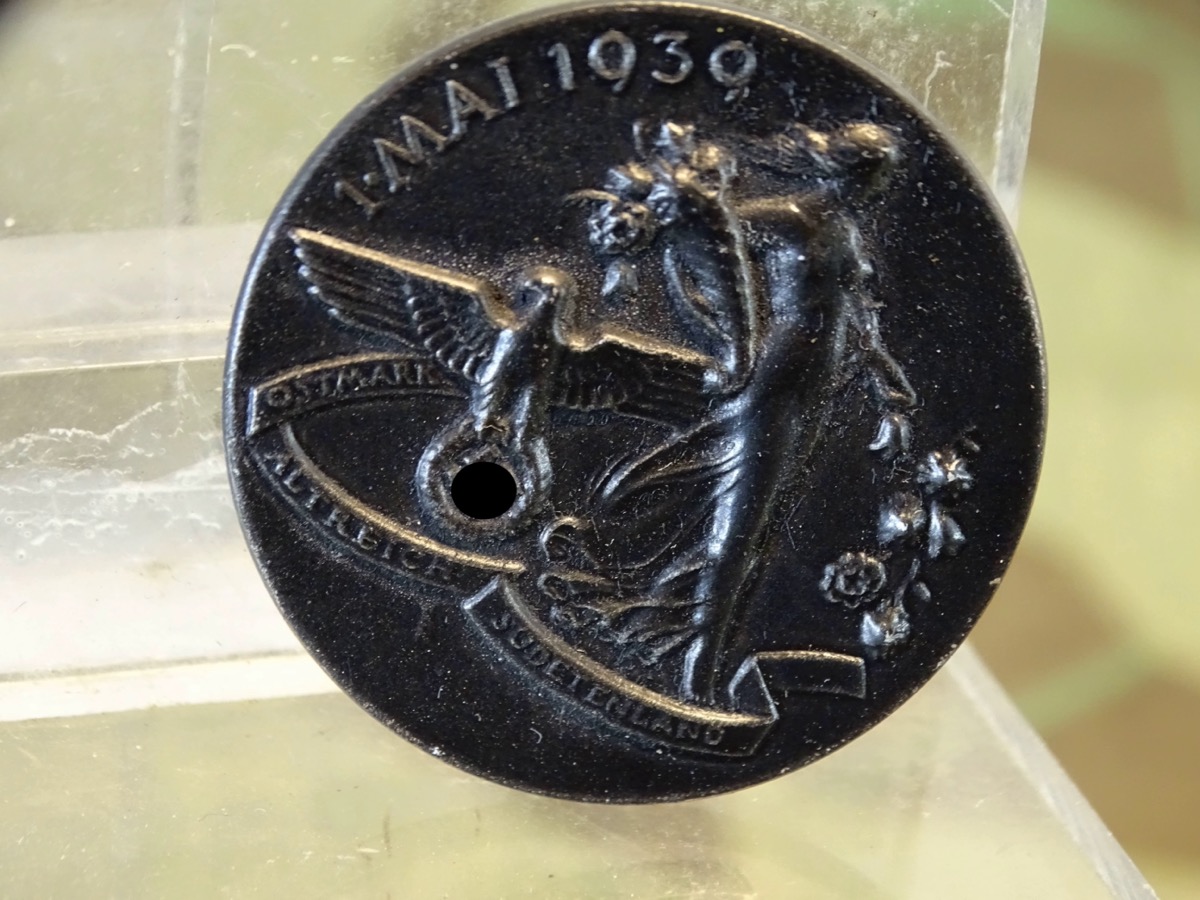 Treffabzeichen 1. Mai 1939, Alu, Hersteller  Wilhelm Helbing, Leipzig