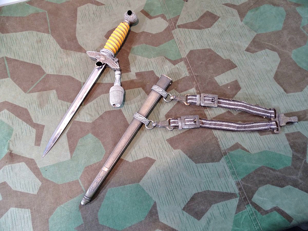 Luftwaffen Offiziersdolch, Gehänge, Portepee, frühes Stück mit Alu Beschlägen, WMW Waffen Solingen.  Luftwaffen Offiziersdolch, Gehänge, Portepee, frühes Stück mit Alu Beschlägen, WMW Waffen Solingen.