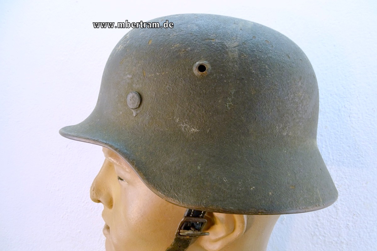 Wehrmacht Heer oder Waffen SS Stahlhelm M35 mit Tarnanstrich Emblem übermalt