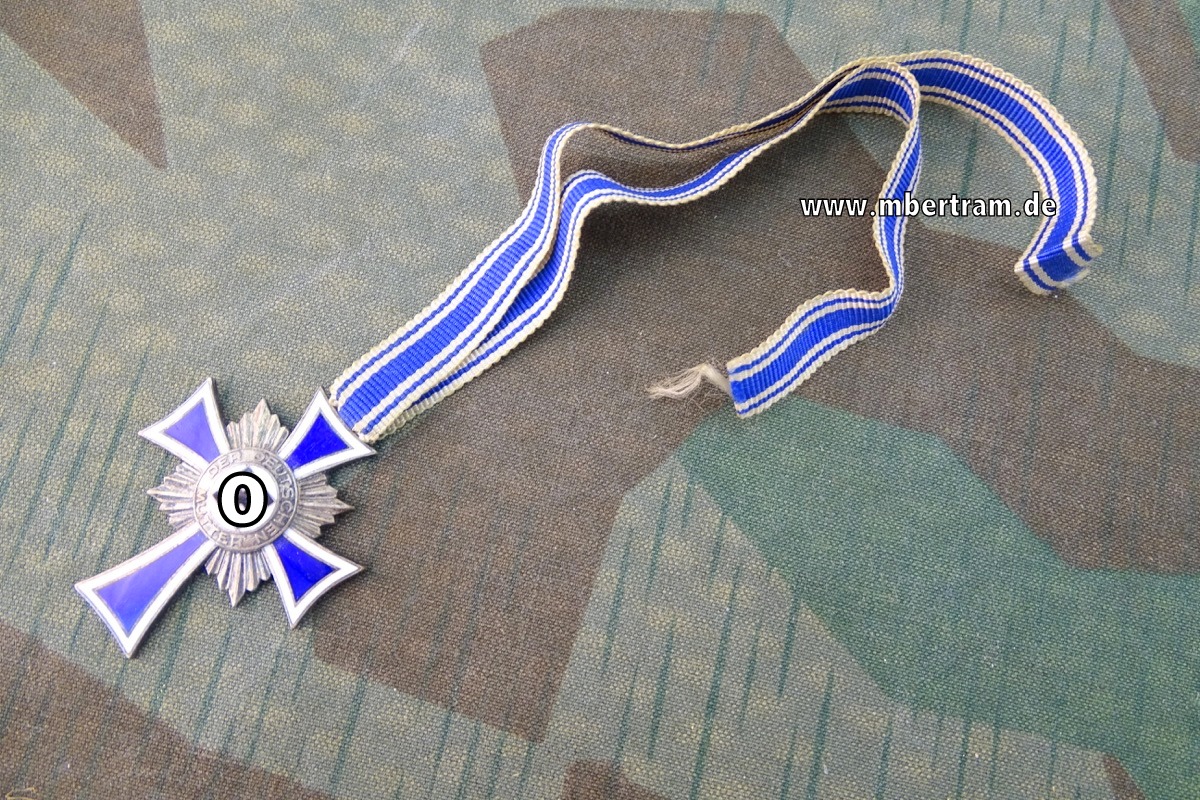 Ehrenkreuz der Deutschen Mutter in Silber mit Bandabschnitt