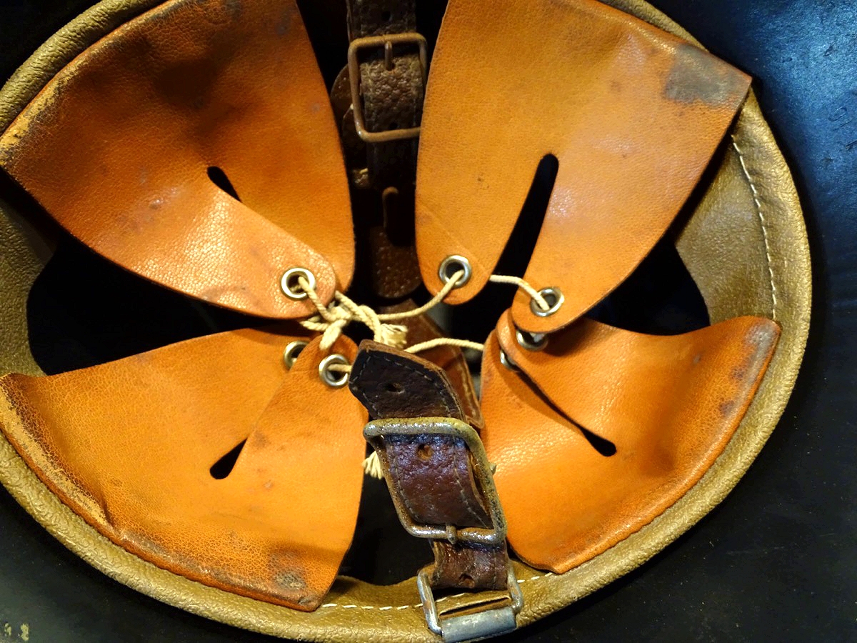 20929-8 Wehrmachts Stahlhelm M 42 mit sandfarbener Afrikakorps Tarnfarbe unter schwarz.