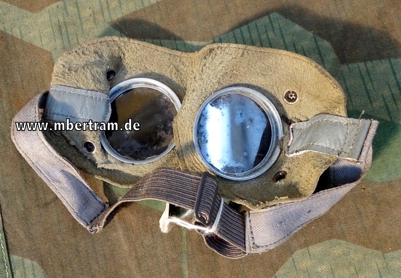 Wehrmacht Staubbrille, / Kradfahrerbrille.  Graues Leder. Getönte Gläser.