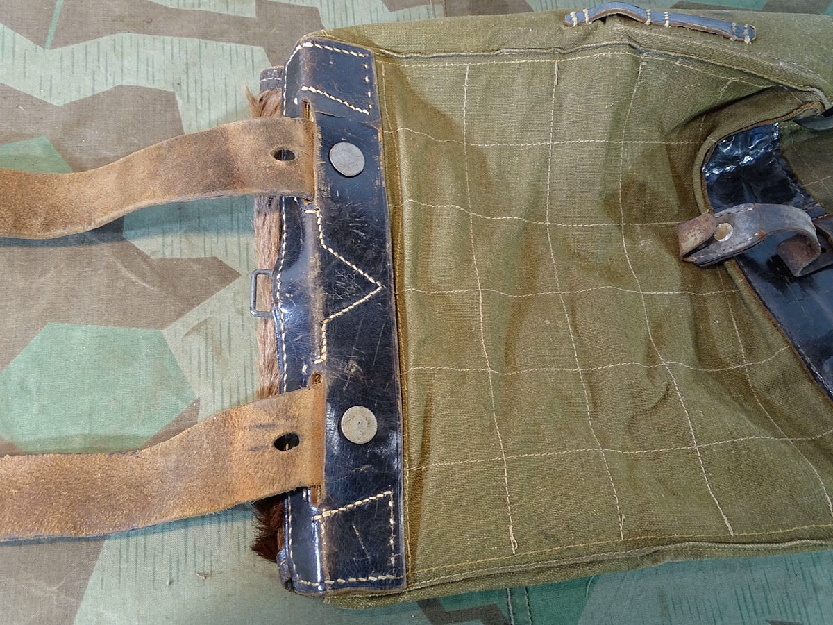Wehrmacht / Waffen SS Tornister (Affe), Modell 39 "K.W.K 1942 "   mit gutem Fell und kpl. Beriemung