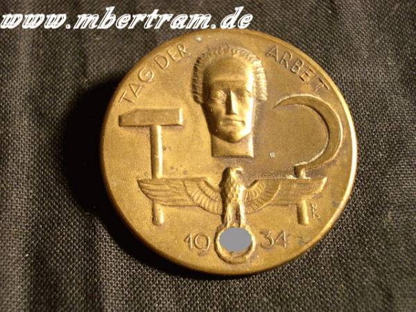 1.MAI 1934 TAG DER ARBEIT, BUNTMETALLABZEICHEN, hohl geprägt