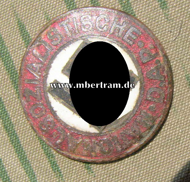 NSDAP PARTEIABZEICHEN, EMAILLIERT, Fundstück, o. Nadel