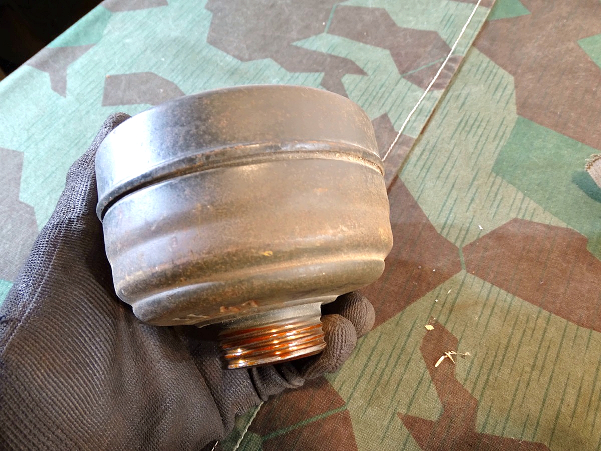 20867-4 Gasmaske Wehrmacht, recht trocken, leichte Risse mit Filter FE 41
