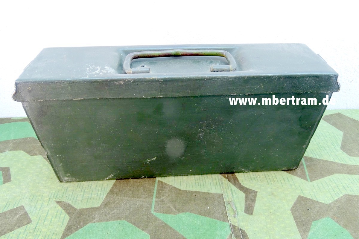 MG 34/42 Patronenkasten 41 von 1945,  Hst.:" skt"  gestempelt. Dunkelgrün