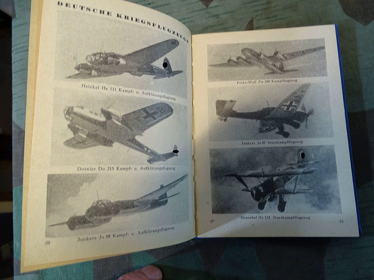 Luftwaffen Taschenkalender 1943, Uniformtafeln, Werbung Luftrüstung, Flugzeugfotos. Luftwaffen Taschenkalender 1943, Uniformtafeln, Werbung Luftrüstung, Flugzeugfotos.