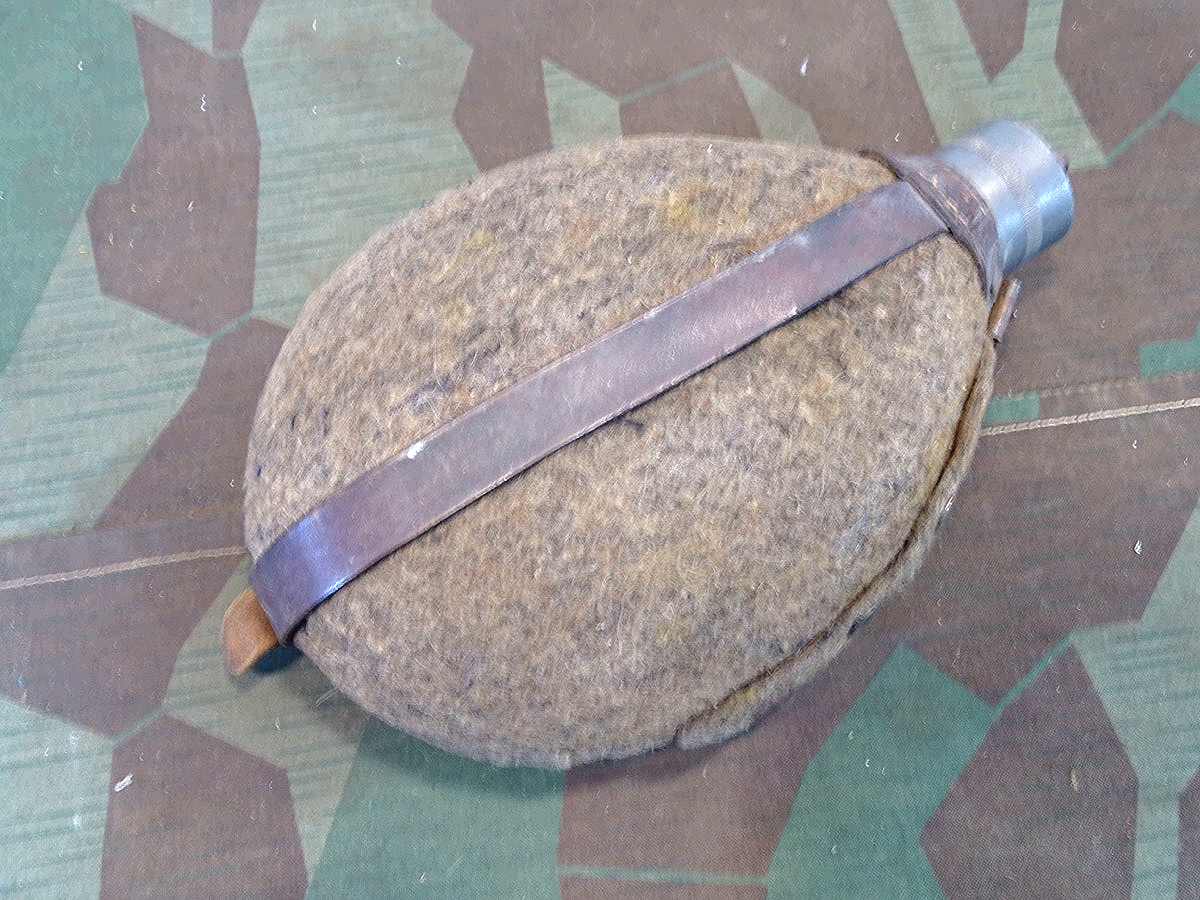 Feldflasche Reichswehr, Herstellermarke F.W.B.- Neheim 25 ( 1925) Machart wie 1. Weltkrieg. 