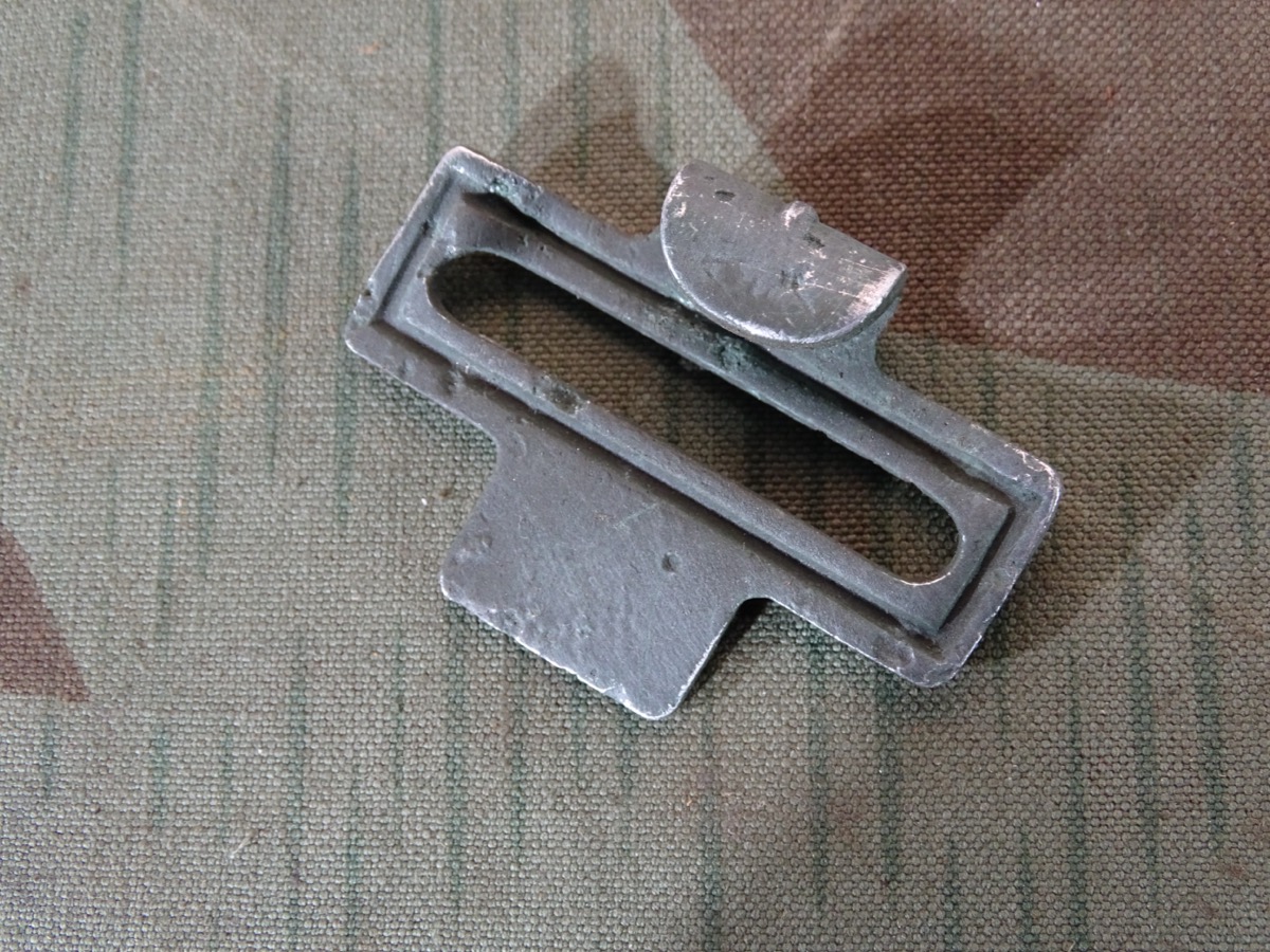 Feldgrauer Gegenhalt / Gegenhaken für Wehrmachts Alu Koppelschlösser 3. Reich. Hst.: OLC